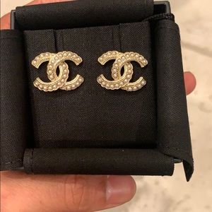 BRAND NEW 2020 Classic Chanel CC Pearl Earrings ❤️
